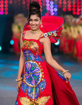 মিস ওয়ার্ল্ডের মঞ্চে রিকশার হুডওয়ালা গাউনে বাংলাদেশের প্রতিযোগী